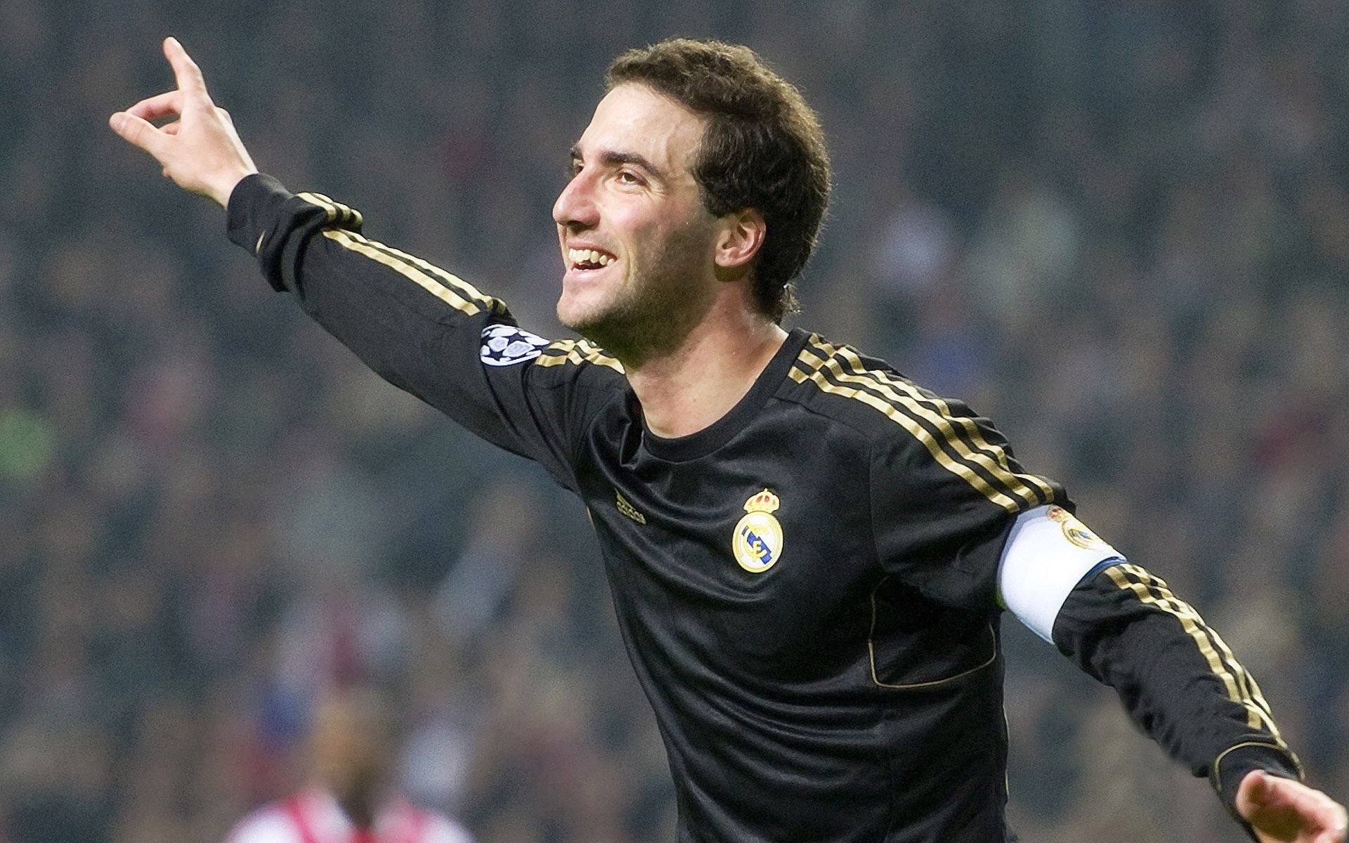 “法甲冠军悬念愈发浓厚，豪门鏖战不断”，法甲 经典比赛